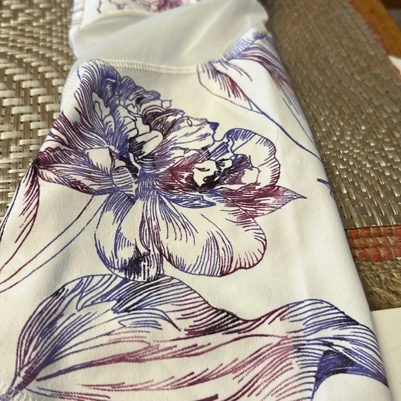 Calia by Carrie Underwood White Purple Floral Cropped Leggings Pants NWT MEDIUM - Picture 4 of 7